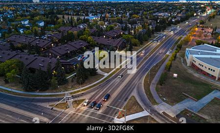 Drone vue du paysage urbain des maisons, des routes et des arbres pendant la soirée d'automne à Edmonton, Alberta. Banque D'Images