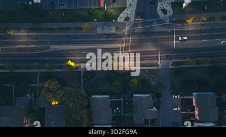 Photo aérienne d'une intersection de ville avec des feux de voiture la nuit à Edmonton, Alberta. Banque D'Images