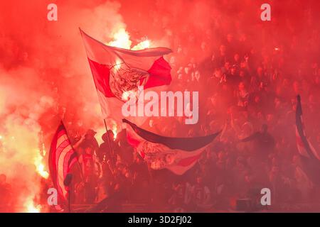 Amsterdam, pays-Bas. 01 novembre 2025. AMSTERDAM, PAYS-BAS - 1er NOVEMBRE : les fans et supporters de l'AFC Ajax ont déclenché des fusées pour se souvenir de la mort d'un fan de l'Ajax Patrick Overeem lors du match néerlandais Eredivisie entre l'Ajax et SC Heerenveen à la Johan Cruijff Arena le 1er novembre 2025 à Amsterdam, pays-Bas. (Photo de Ben Gal/Orange Pictures) crédit : Orange pics BV/Alamy Live News Banque D'Images