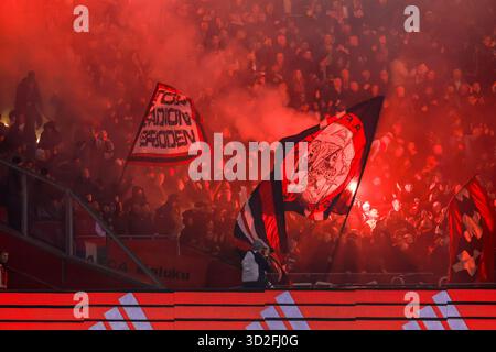 Amsterdam, pays-Bas. 01 novembre 2025. AMSTERDAM, PAYS-BAS - 1er NOVEMBRE : les fans et supporters de l'AFC Ajax ont déclenché des fusées pour se souvenir de la mort d'un fan de l'Ajax Patrick Overeem lors du match néerlandais Eredivisie entre l'Ajax et SC Heerenveen à la Johan Cruijff Arena le 1er novembre 2025 à Amsterdam, pays-Bas. (Photo de Ben Gal/Orange Pictures) crédit : Orange pics BV/Alamy Live News Banque D'Images