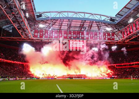 Amsterdam, pays-Bas. 01 novembre 2025. AMSTERDAM, PAYS-BAS - 1er NOVEMBRE : les fans et supporters de l'AFC Ajax ont déclenché des fusées pour se souvenir de la mort d'un fan de l'Ajax Patrick Overeem lors du match néerlandais Eredivisie entre l'Ajax et SC Heerenveen à la Johan Cruijff Arena le 1er novembre 2025 à Amsterdam, pays-Bas. (Photo de Ben Gal/Orange Pictures) crédit : Orange pics BV/Alamy Live News Banque D'Images