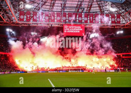 Amsterdam, pays-Bas. 01 novembre 2025. AMSTERDAM, PAYS-BAS - 1er NOVEMBRE : les fans et supporters de l'AFC Ajax ont déclenché des fusées pour se souvenir de la mort d'un fan de l'Ajax Patrick Overeem lors du match néerlandais Eredivisie entre l'Ajax et SC Heerenveen à la Johan Cruijff Arena le 1er novembre 2025 à Amsterdam, pays-Bas. (Photo de Ben Gal/Orange Pictures) crédit : Orange pics BV/Alamy Live News Banque D'Images