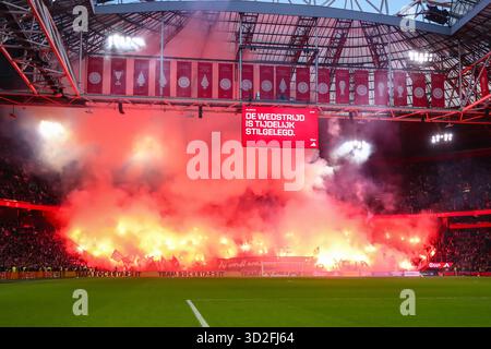 Amsterdam, pays-Bas. 01 novembre 2025. AMSTERDAM, PAYS-BAS - 1er NOVEMBRE : les fans et supporters de l'AFC Ajax ont déclenché des fusées pour se souvenir de la mort d'un fan de l'Ajax Patrick Overeem lors du match néerlandais Eredivisie entre l'Ajax et SC Heerenveen à la Johan Cruijff Arena le 1er novembre 2025 à Amsterdam, pays-Bas. (Photo de Ben Gal/Orange Pictures) crédit : Orange pics BV/Alamy Live News Banque D'Images