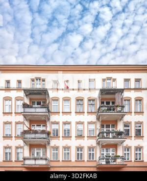 Façade d'un ancien immeuble résidentiel à Szczecin, Pologne. Banque D'Images