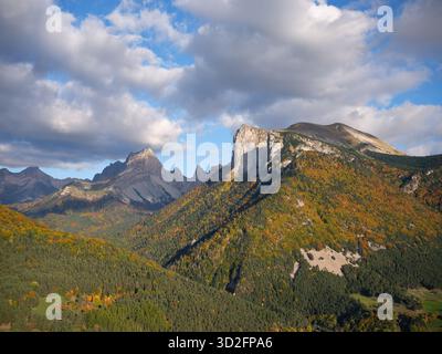 VUE AÉRIENNE. Vallée de Jarjatte dans le massif du Dévoluy. Falaise proéminente du Grand Chamousset (1930m) au loin. Lus-la-Croix-haute, Drôme, France. Banque D'Images