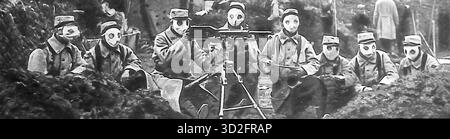 Cette photographie du miroir d’octobre 1915 montre des mitrailleurs français en masques à gaz complets pendant la première Guerre mondiale. Positionnés dans une tranchée, ils sont équipés pour manœuvrer des armes dans des conditions de gaz toxiques, démontrant l’intégration des respirateurs dans des rôles de combat actif. L'image symbolise à la fois les dangers de la guerre chimique et la détermination des troupes françaises à résister à de nouvelles armes sur le front occidental par la discipline, la technologie et l'endurance. Banque D'Images