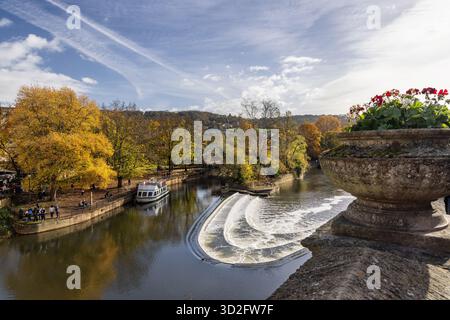Couleur d'automne près de la rivière Avon avec vue sur le déversoir Pulteney, ville de Bath, BANES, Angleterre, Royaume-Uni Banque D'Images