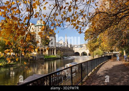 Couleur d'automne près de la rivière Avon avec vue sur Pulteney Bridge et l'Empire Hotel, ville de Bath, BANES, Angleterre, Royaume-Uni Banque D'Images