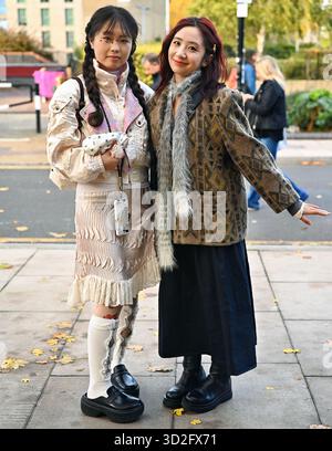 Les habitants de la région et quelques étudiants internationaux assistent à la traditionnelle parade du festival mexicain pour célébrer le jour des morts de Londres à Columbia Road, en Angleterre. (Photo de 李世惠/Voir Li/Picture Capital) crédit : Voir Li/Picture Capital/Alamy Live News Banque D'Images