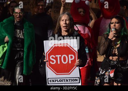 Londres, Royaume-Uni. 1er novembre 2025. Les manifestants participent à la marche nationale pour les droits des animaux. Des militants des droits des animaux ont défilé dans le centre de Londres pour protester contre toutes les formes d'exploitation et d'abus des animaux, et pour exhorter les gens à devenir vegan.Credit : Vuk Valcic/Alamy Live News Banque D'Images