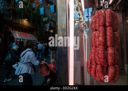 La fenêtre extérieure d'une boucherie dans le centre historique de Naples sur la via dei Tribunali, avec des saucisses au premier plan. Banque D'Images