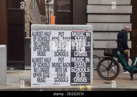 Londres, Royaume-Uni. 1er novembre 2025. Des affiches annoncent la campagne du groupe de rock Oasis et Circa art pour remettre les cours de musique dans les écoles publiques. Crédit : Vuk Valcic/Alamy Live News Banque D'Images