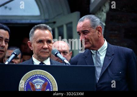 GLASSBORO, NEW JERSEY, États-Unis - 23 juin 1967 - le président américain Lyndon Johnson (à droite) et le président du Conseil des ministres de l'URSS Alexei Kosygin à la Conférence au sommet de Glassboro à Glassboro, New Jersey, États-Unis - photo : Geopix/Yoichi Okamoto Banque D'Images