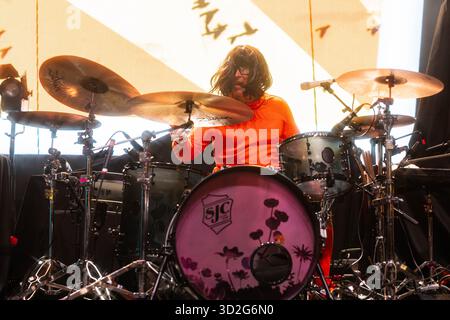 Madison, États-Unis. 31 octobre 2025. Jake Bundrick de Mayday Parade se produit sur scène alors que le groupe ouvre pour All Time Low lors de la tournée Everyone's Talking Tour au Sylvee à Madison, Wisconsin, le 31 octobre 2025. (Photo de Ross Harried/NurPhoto) crédit : NurPhoto SRL/Alamy Live News Banque D'Images