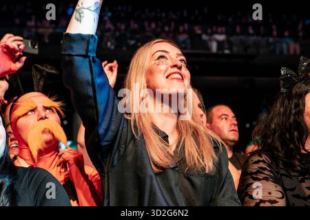Madison, États-Unis. 31 octobre 2025. Les fans réagissent à Mayday Parade sur scène alors que le groupe ouvre pour All Time Low lors de la tournée Everybody's Talking tournée au Sylvee de Madison, Wisconsin, le 31 octobre 2025. (Photo de Ross Harried/NurPhoto) crédit : NurPhoto SRL/Alamy Live News Banque D'Images