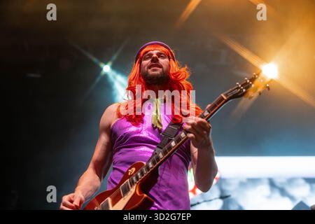Madison, États-Unis. 31 octobre 2025. Alex Garcia de Mayday Parade joue sur scène alors que le groupe ouvre pour All Time Low lors de la tournée Everyone's Talking Tour au Sylvee de Madison, Wisconsin, le 31 octobre 2025. (Photo de Ross Harried/NurPhoto) crédit : NurPhoto SRL/Alamy Live News Banque D'Images