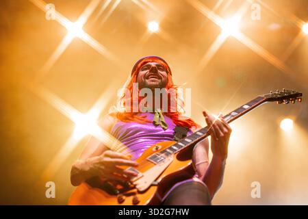 Madison, États-Unis. 31 octobre 2025. Alex Garcia de Mayday Parade joue sur scène alors que le groupe ouvre pour All Time Low lors de la tournée Everyone's Talking Tour au Sylvee de Madison, Wisconsin, le 31 octobre 2025. (Photo de Ross Harried/NurPhoto) crédit : NurPhoto SRL/Alamy Live News Banque D'Images