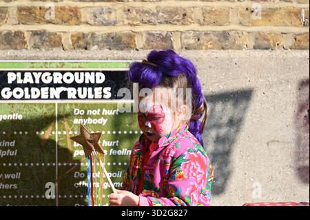 Londres, Royaume-Uni. 01 novembre 2025. Les visiteurs du maquillage traditionnel Día de los Muertos se rassemblent sur Columbia Road pour célébrer le jour des morts. Ehimetalor Unuabona/Alamy Live News Banque D'Images