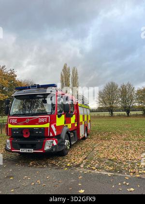 Pompier dans le Suffolk, en Angleterre, stationné sur un emplacement pittoresque 31.10.2025. Parking Hintlesham Hall Banque D'Images