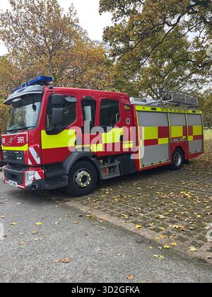 Pompier dans le Suffolk, en Angleterre, stationné sur un emplacement pittoresque 31.10.2025. Parking Hintlesham Hall Banque D'Images