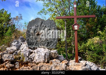 Station III : Jésus tombe pour la première fois. Le chemin de Croix sur le mont Križevac (la montagne de la Croix) à Medjugorje. Banque D'Images