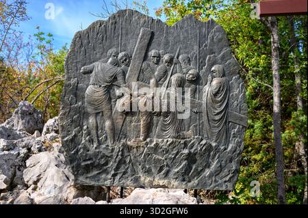 Station III : Jésus tombe pour la première fois. Le chemin de Croix sur le mont Križevac (la montagne de la Croix) à Medjugorje. Banque D'Images