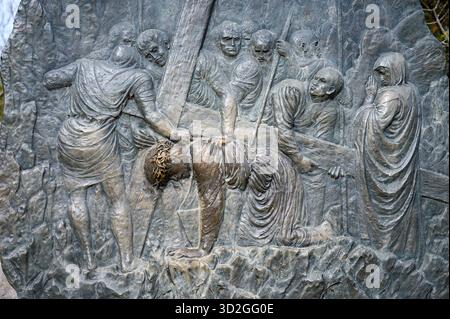Station III : Jésus tombe pour la première fois. Le chemin de Croix sur le mont Križevac (la montagne de la Croix) à Medjugorje. Banque D'Images