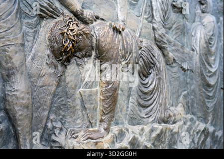 Station III : Jésus tombe pour la première fois. Le chemin de Croix sur le mont Križevac (la montagne de la Croix) à Medjugorje. Banque D'Images
