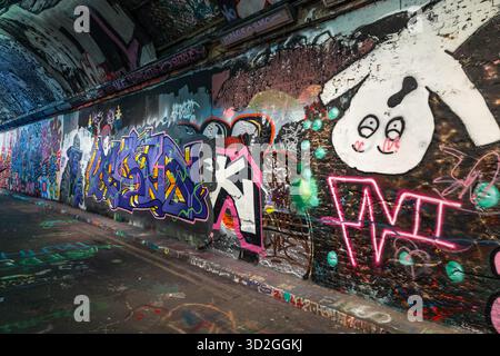 Tunnel Graffiti vibrant à Londres sous Leake Street à Waterloo. Londres, Royaume-Uni, 29 juillet 2023 Banque D'Images