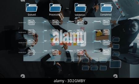Une vue descendante d'une équipe qui participe à une réunion collaborative avec un tableau numérique Kanban, présentant les différentes étapes du workflow et de la gestion des tâches e. Banque D'Images