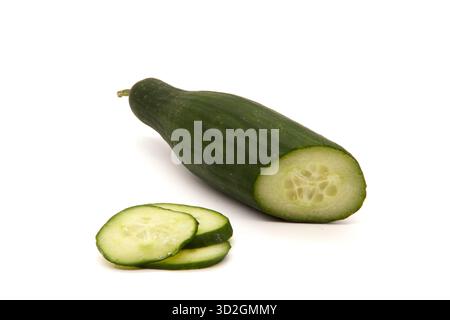 Plan horizontal d'un concombre vert foncé frais, dont un côté a été coupé et présenté en deux tranches. Un objet isolé. Banque D'Images