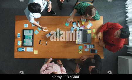 Vue de dessus du développeur et du designer se serrent la main lors de la réunion. Développeur logiciel handshake et travailler avec programmeur pour développer UX UI Banque D'Images