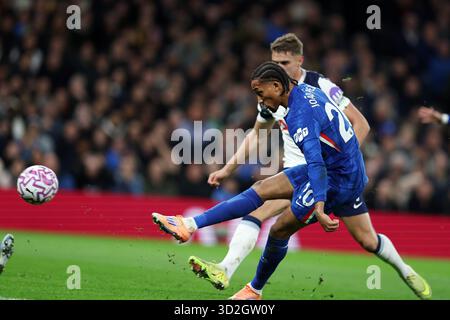 Londres, Royaume-Uni. 01 novembre 2025. Joao Pedro de Chelsea tire et marque son équipe 1er but. Premier League match, Tottenham Hotspur contre Chelsea au Tottenham Hotspur Stadium à Londres le samedi 1er novembre 2025. Cette image ne peut être utilisée qu'à des fins éditoriales. Usage éditorial exclusif photo par Andrew Orchard/Alamy Live News Banque D'Images