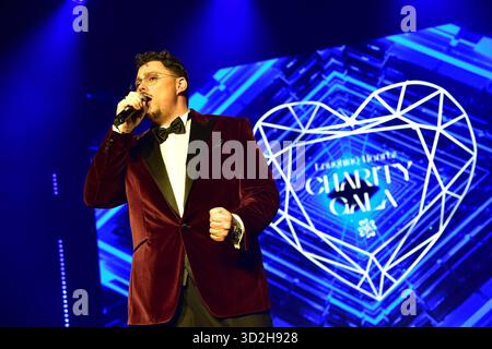 16. Gala de charité des coeurs riants Ricardo Marinello, Lveauftritt zur 16. Gala de charité des coeurs riants im JM Marriott Hotel à Berlin AM 01.11.2025 *** 16 Gala de charité des coeurs riants Ricardo Marinello, performance au 16 Gala de charité des coeurs riants à l'hôtel JM Marriott à Berlin le 01 11 2025 Photopress Mueller Banque D'Images