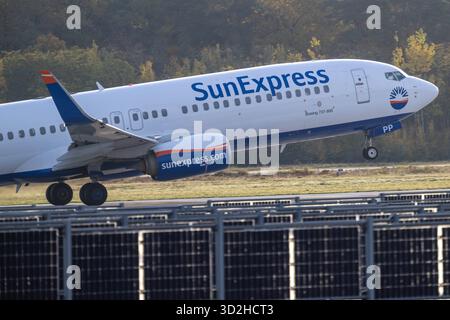 31.10.2025, Frankfurt am main, Flughafen Rhein-main, SunExpress Boeing 737-800, TC-SPP auf dem Weg zur Startbahn West, dem Abflug, décollage Foto Wolfinger Frankfurt am main Hessen Deutschland *** 31 10 2025, Frankfurt am main, Rhein main Airport, SunExpress Boeing 737 800, TC SPP sur la piste ouest, départ, décollage photo Wolfinger Frankfurt am main Frankfurt am main Frankfurt am main Hessen Allemagne Copyright : xWolfxDengangerkingx Banque D'Images