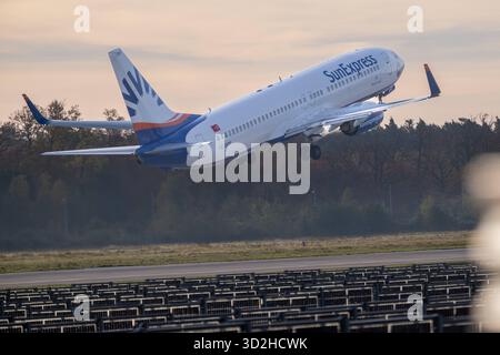 31.10.2025, Frankfurt am main, Flughafen Rhein-main, SunExpress Boeing 737-800, TC-SPP auf dem Weg zur Startbahn West, dem Abflug, décollage Foto Wolfinger Frankfurt am main Hessen Deutschland *** 31 10 2025, Frankfurt am main, Rhein main Airport, SunExpress Boeing 737 800, TC SPP sur la piste ouest, départ, décollage photo Wolfinger Frankfurt am main Frankfurt am main Frankfurt am main Hessen Allemagne Copyright : xWolfxDengangerkingx Banque D'Images