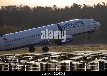 31.10.2025, Frankfurt am main, Flughafen Rhein-main, SunExpress Boeing 737-800, TC-SPP auf dem Weg zur Startbahn West, dem Abflug, décollage Foto Wolfinger Frankfurt am main Hessen Deutschland *** 31 10 2025, Frankfurt am main, Rhein main Airport, SunExpress Boeing 737 800, TC SPP sur la piste ouest, départ, décollage photo Wolfinger Frankfurt am main Frankfurt am main Frankfurt am main Hessen Allemagne Copyright : xWolfxDengangerkingx Banque D'Images