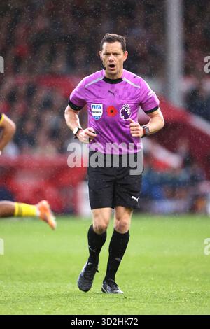 Nottingham, Royaume-Uni. 01 novembre 2025. Refree Darren England au Nottingham Forest v Manchester United, EPL match, au City Ground, Nottingham, Notts. Crédit : Paul Marriott/Alamy Live News Banque D'Images