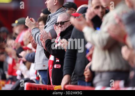 Nottingham, Royaume-Uni. 01 novembre 2025. Les fans de Nottingham Forest au Nottingham Forest contre Manchester United, EPL match, au City Ground, Nottingham, Notts. Crédit : Paul Marriott/Alamy Live News Banque D'Images