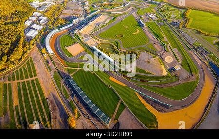 Vue aérienne du circuit de Silverstone à la lumière du petit matin, avec les tribunes, les bâtiments de fosse et le tracé des pistes. Idéal pour les thèmes du sport automobile Banque D'Images