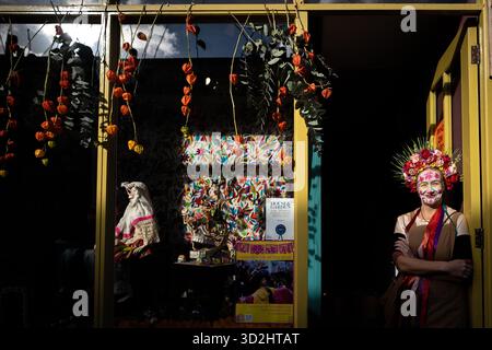 Londres, Royaume-Uni. 1er novembre 2025. Festival Day of the Dead de Londres. La célébration mexicaine qui honore le décès d'êtres chers est vécue sur Columbia Road, dans l'est de Londres, avec des participants à un maquillage du visage vibrant et saisissant se joignant à un défilé coloré. Crédit : Guy Corbishley/Alamy Live News Banque D'Images
