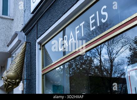 Extérieur d'une boutique "Craft Eis" à Berlin, montrant la signalisation de la devanture et un grand cône de crème glacée en plastique sculpté. Banque D'Images