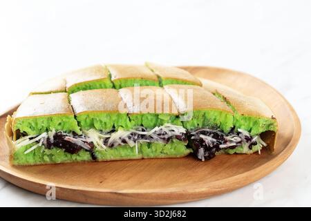 Martabak Pandan, cuisine de rue traditionnelle indonésienne nommée Martabak Manis Sweet Martabak avec couleur verte. Connu sous le nom de Terang Bulan, Kue Bandung ou Thai P Banque D'Images