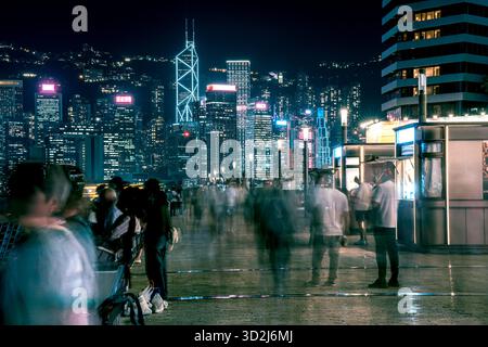 Vue panoramique du port Victoria et vue sur la ville de Hong Kong la nuit Banque D'Images