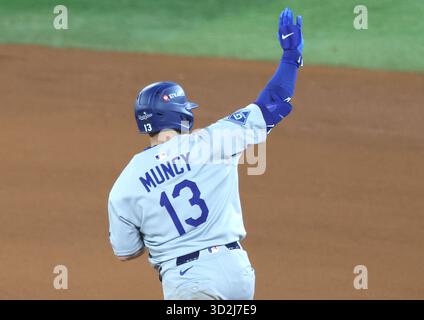 Les Dodgers de Los Angeles Max Muncy (13 ans) courent les bases après avoir frappé un circuit en solo en huitième manche contre les Blue Jays de Toronto lors du septième match de la série mondiale de la MLB au Rogers Centre à Toronto, Canada, le samedi 1er novembre 2025. Photo de Aaron Josefczyk/UPI Banque D'Images
