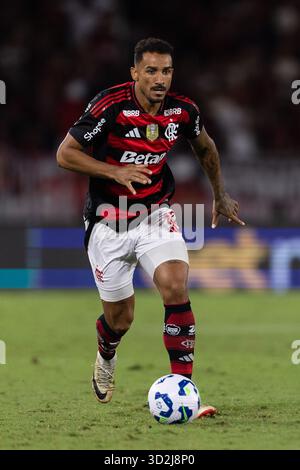 Rio de Janeiro, Brésil. 01 novembre 2025. RIO DE JANEIRO, BRÉSIL - 01 OCTOBRE : DANILO de Flamengo contrôle le ballon pendant le match entre Flamengo et Sport Recife dans le cadre de Brasileirao 2025 au stade Maracana le 1er novembre 2025 à Rio de Janeiro, Brésil. Crédit : Ruano Carneiro/Alamy Live News Banque D'Images