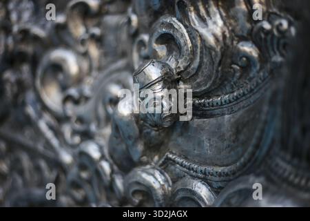 Sculpture en métal argenté ornée présente un design baroque antique, affichant un visage détaillé avec un savoir-faire fin. pièce historique rayonne un opulent a Banque D'Images