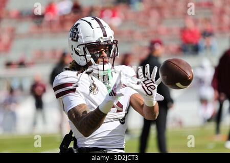 1er novembre 2025 : Anthony Evans III (3), receveur du Mississippi State Wide, regarde dans un ballon. Mississippi State bat l'Arkansas 38-35 à Fayetteville, AR. Richey Miller/CSM Banque D'Images