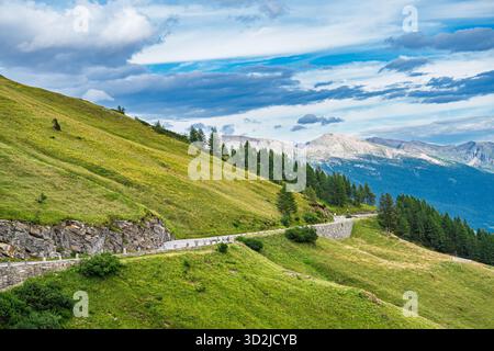 Scenic Mountain Road dans les Alpes sous un ciel nuageux Une vue de paysage pittoresque Banque D'Images