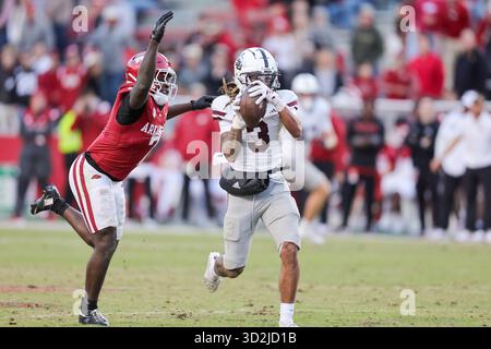 1er novembre 2025 : Anthony Evans III (3), receveur de l'État du Mississippi, fait une prise au milieu du terrain devant le défenseur de l'Arkansas Bradley Shaw (7). Mississippi State bat l'Arkansas 38-35 à Fayetteville, AR. Richey Miller/CSM Banque D'Images